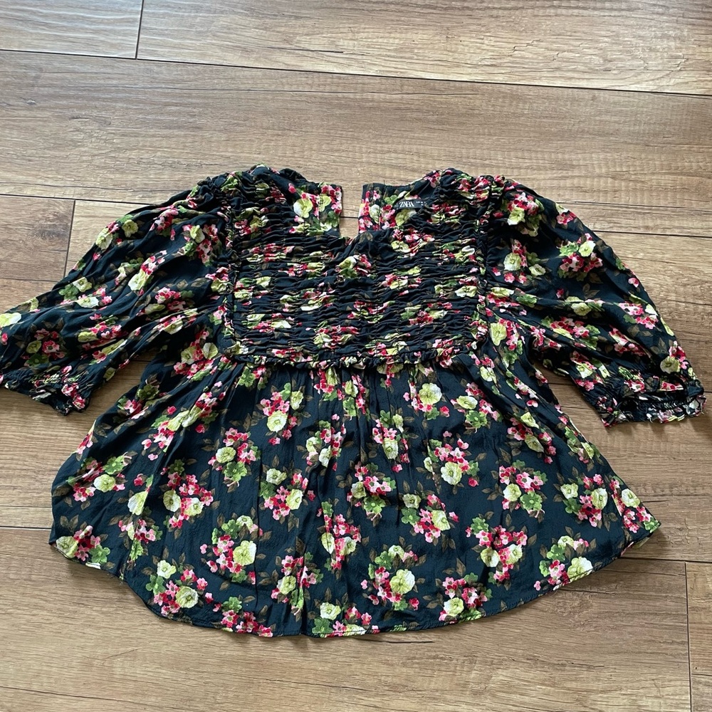 EUC Zara floral ruched top
